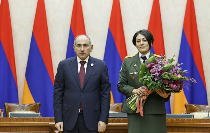 Նիկոլ Փաշինյանը ՊՆ մի խումբ զինծառայողների պարգևատրել է ՀՀ վարչապետի հուշամեդալով, արժեքավոր նվերներով և պատվոգրերով