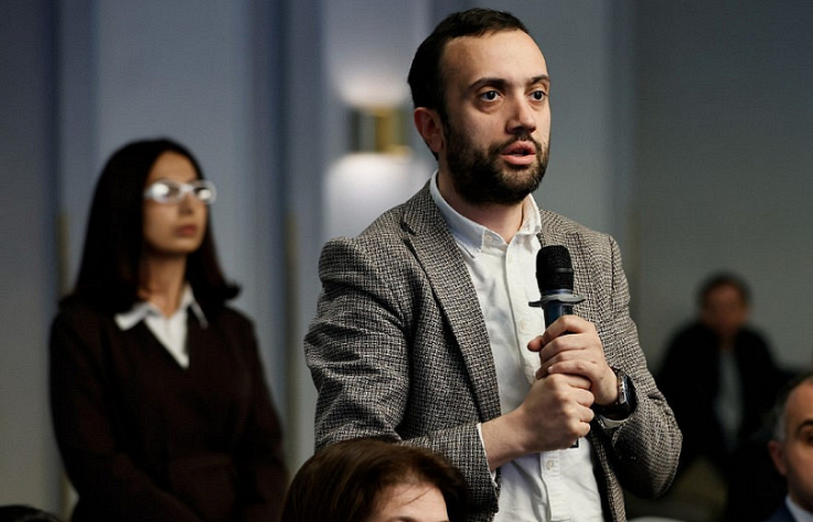 Ավտոբուսների համընդհանուր «բրոնյա» է արվում, բիզնեսմեններին ստիպում են ֆինանսավորել. Իոաննիսյանը ահազանգում է