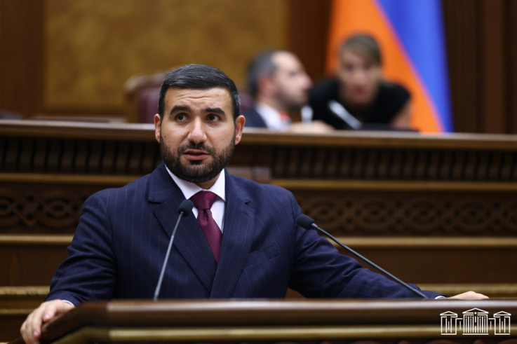 «Բաց կապով էս ինչե՞ր ես ասում», «Լավ, լավ, փող չեմ ասի, կասեմ՝ քյաբաբ». Հիմա էլ համոզում եք, թե՝ աներ, փեսա… Ալեքսանյան